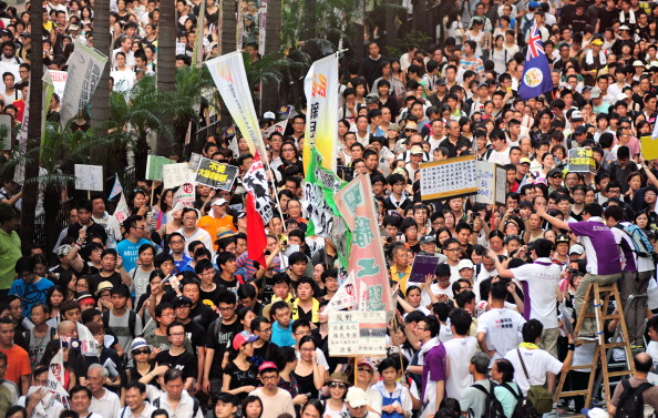 Багатотисячний марш проти впливу політики Пекіна і нового глави Гонконгу 1 липня 2012 року. Фото: RICHARD A. BROOKS/AFP/GettyImages