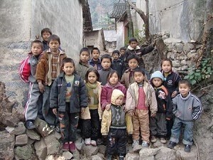 Дванадцять з вісімнадцяти дітей у селі Поці провінції Гуйчжоу під час китайського Нового року не могли бути зі своїми батьками, а залишилися з родичами. За оцінками Deutsche Welle, у Китаї 85 мільйонів дітей змушені жити без батьків. Фото: Weibo.com