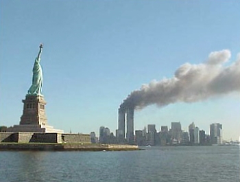 Башни Всемирного торгового центра в день трагедии. Фото: uk.wikipedia.org