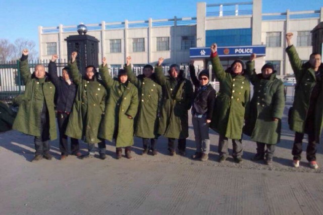 Десять юристів та громадян 27 березня проводять акцію протесту біля поліцейської дільниці Цзяньсаньцзян у провінції Хейлунцзян. Вони закликають звільнити затриманих адвокатів-правозахисників, які протестували проти утримання китайських громадян у незаконному центрі ув’язнення і за це самі були туди поміщені. За твердженням китайських активістів, 28 квітня 2014 р. об’єкт закрили