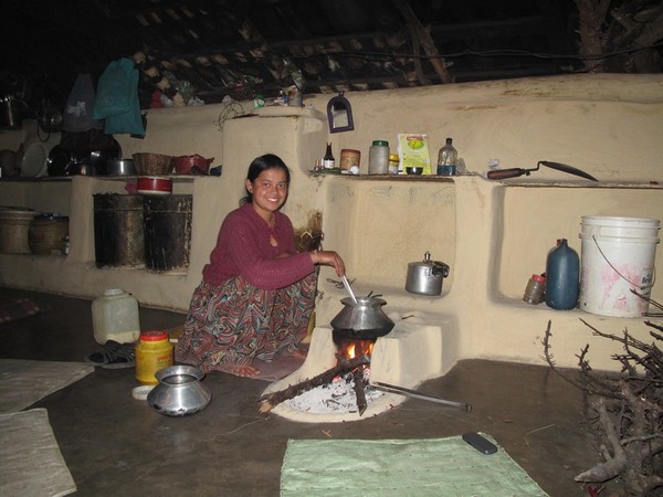Сима готовит еду. В доме её родителей я остановился на несколько дней. Фото: Игорь Борзаковский/Великая Эпоха