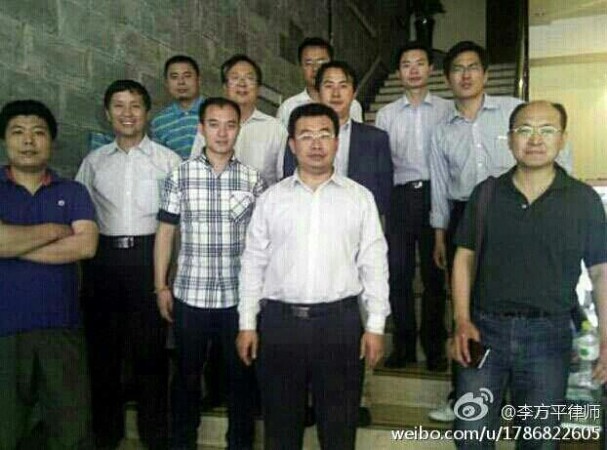 Одиннадцать юристов сфотографировались после того, как их арестовали и избили в провинции Сычуань 13&mdash;14 мая, во время их визита в центр промывания мозгов. Слева направо: Вэнь Хайбо, Тан Цзитянь, Ван Чэн, Тан Тяньхао, Лиан Сяоцзюнь, Цзян Тяньюн, Го Хайю, Ли Хэпин, Чжан Кеке, Линь Цилэй, Ян Хуэйвэнь. Фото: Ли Фанпин/Weibo.com