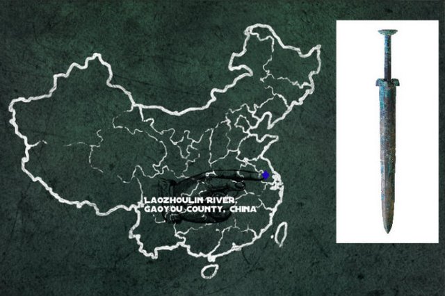 Основне зображення: Карта Китаю. Праворуч: Знімок стародавнього китайського бронзового меча, схожого на той, що був знайдений у річці Лаочжоулінь у повіті Гаою, Китай