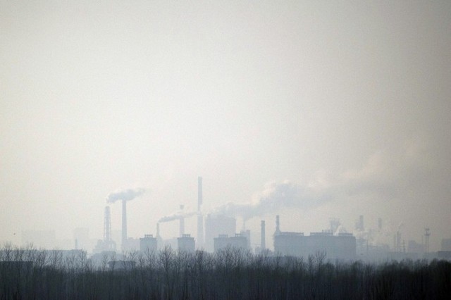 У селі на півдні Китаю, яке оточене десятками заводів, що викидають велику кількість речовин-забрудників, багато чоловіків померли від раку. Ілюстративне фото: Fred Dufoуur/AFP/Getty Images