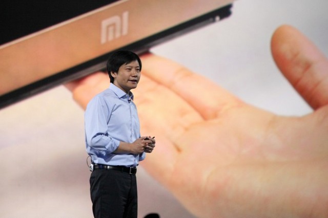 Генеральный директор Xiaomi Лэй Цзюнь произносит речь на презентации своего продукта 15 мая в Пекине. Недавно было обнаружено, что выпущенный Xiaomi смартфон Redmi Note автоматически подключается к IP-адресу в Пекине