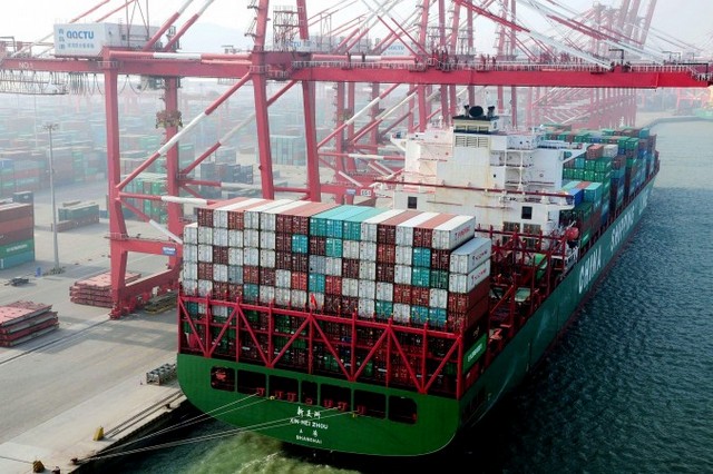 Контейнерное судно причалило в порту Циндао провинции Ляонин на северо-востоке Китая. Китайские портативные сканирующие устройства, используемые в перевозках грузов по морю и логистике, как оказалось, содержат шпионское программное обеспечение