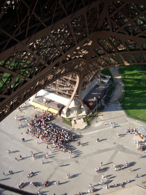 Визначні пам'ятки Парижа: погляд униз з Ейфелевої вежі. Фото: Photos.com