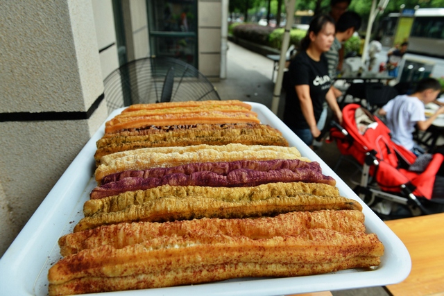 Під час сніданку китайці їдять смажені хлібні палички. Палички готуються із суміші різних видів борошна, з додаванням ароматів шоколаду, овочів, матчі.