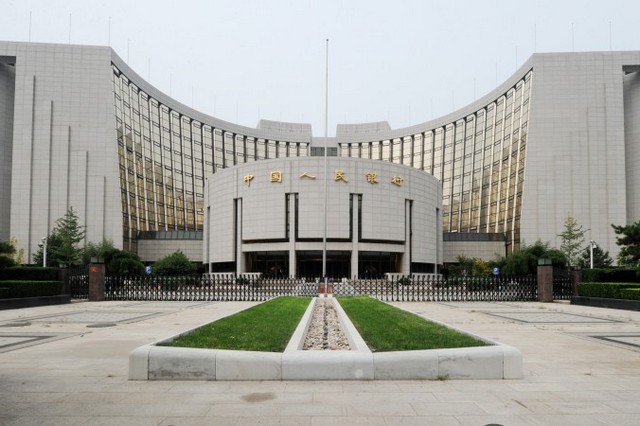 Будівля Народного банку Китаю (НБК), центрального китайського банку. Пекін, 7 серпня 2011 року. Операції з грошової емісії цього банку викликають занепокоєння у економістів.