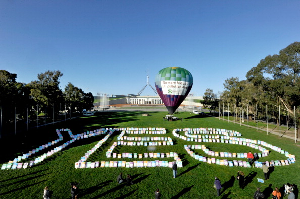 Воздушный шар возвышается перед зданием парламента Австралии