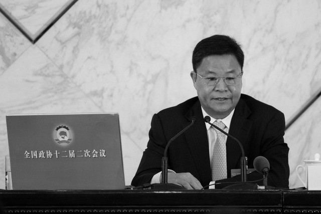 Представник партії Люй Сіньхуа під час прес-конференції у Великому залі народних зборів у Пекіні 2 березня 2014 року. Люй практично визнав, що у колишнього глави безпеки Чжоу Юнкана великі проблеми.