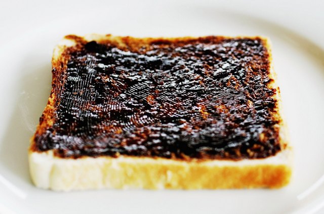 Сніданок по-австралійськи: тост спочатку намазують тонким шаром вершкового масла, а потім тонким шаром веджемайта.