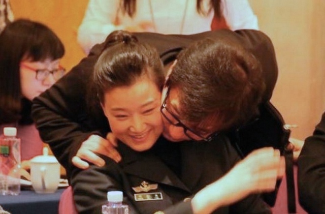 Джекі Чан тісно притискає свою щоку до щоки Сун Цзуїн, стоячи в неї за спиною і поклавши руку їй на плече на засіданні НПКРК у Пекіні 5 березня 2014