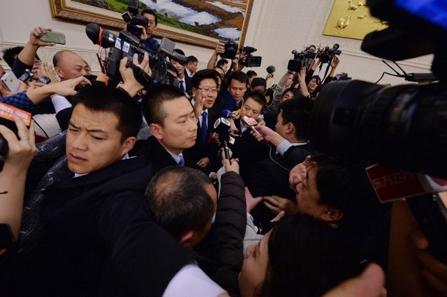 Большой зал народных собраний в Пекине, 6 марта 2014 года: журналисты столпились вокруг секретаря Коммунистической партии Синьцзяна Чжана Чуньсяня (в центре в очках) и пытаются задать вопросы о недавнем теракте в Куньмине.