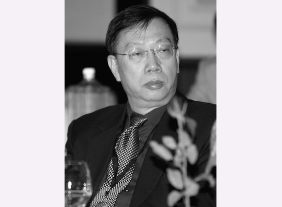 Колишній заступник міністра охорони здоров’я Китаю Хуан Цзєфу бере участь у засіданні, організованому Всесвітньою організацією охорони здоров’я у 2006 році. Нещодавно Хуан знайшов виправдання широкому використанню органів, видалених у в’язнів.