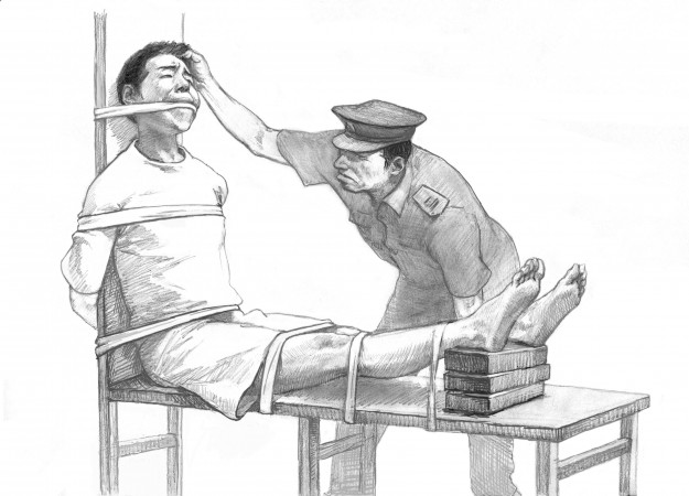 На этой иллюстрации изображена пытка под названием «скамья тигра», в ходе которой заключённому поднимают и фиксируют ноги, что вызывает мучительные боли. Такие пытки используются в китайских трудовых лагерях, а также в центрах промывания мозгов, в которые будут отправлять узников совести после того, как власти Китая заявили об упразднении трудовых лагерей. Иллюстрация: Minghui.org