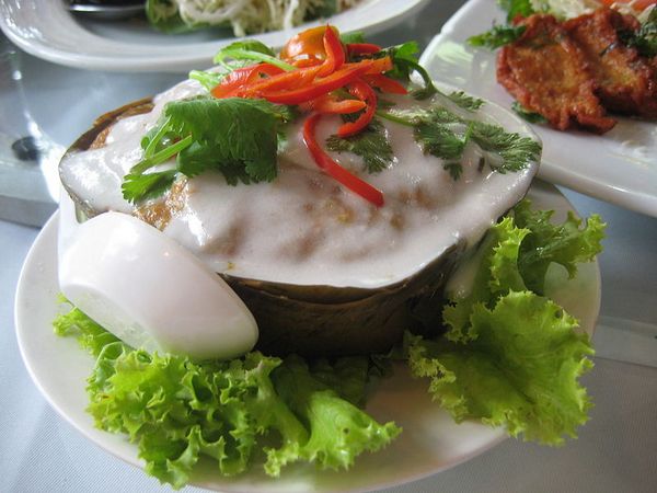 Тайская кухня: рыба в горшочке с соусом карри (Хо Мок Пла). Фото: Terence Ong/en.wikipedia.org