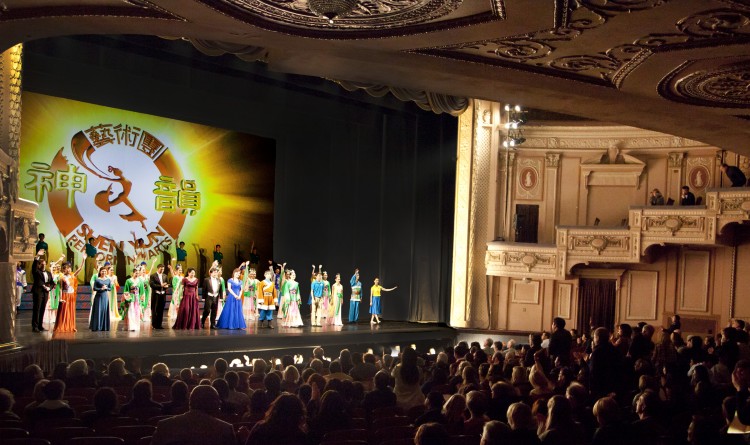 Артисты Shen Yun на сцене театра Merriam Theater в Филадельфии, в пятницу, 6 января 2012. Фото: Эдвард Дай/Великая Эпоха