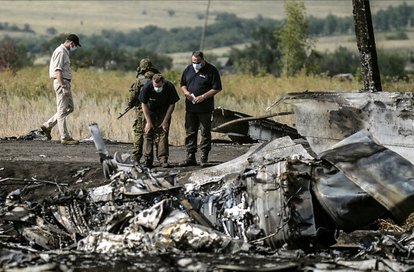 Следователи работают на месте крушения самолёта авиакомпании Malaysia Airlines MH17