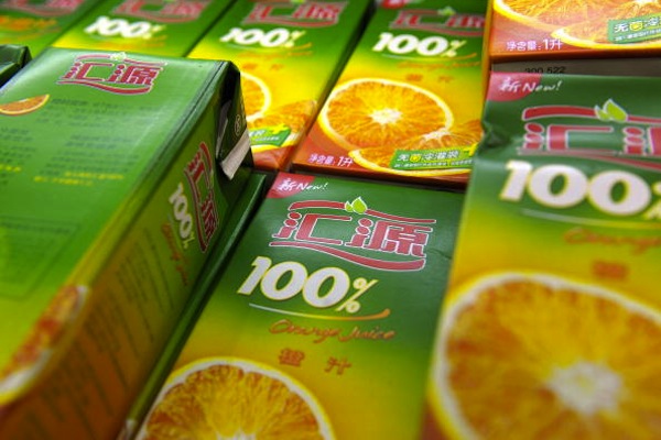 Бутылки сока Хуэйюань выставлены на продажу в одном из супермаркетов в Китае, 3 сентября 2008 года. Три крупнейших производителя соков в Китае &mdash; Хуэйюань, Хайшэн и Андре &mdash; были уличены в использовании гнилых фруктов для производства. Фото: Liu Jin/AFP/Getty Images