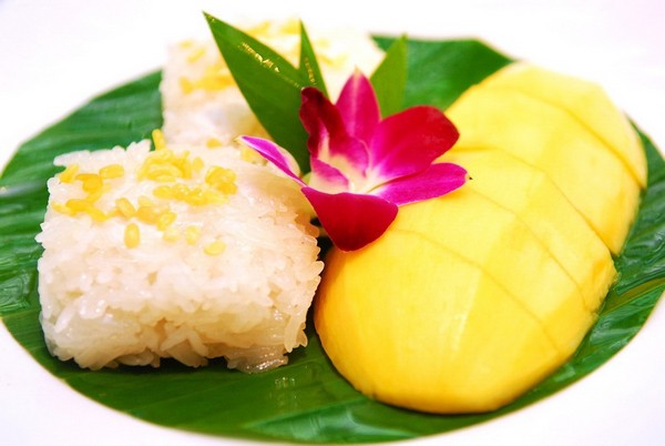 Тайская кухня: десерт из риса и манго (Кхао Нио Мамуанг). Фото: th.openrice.com