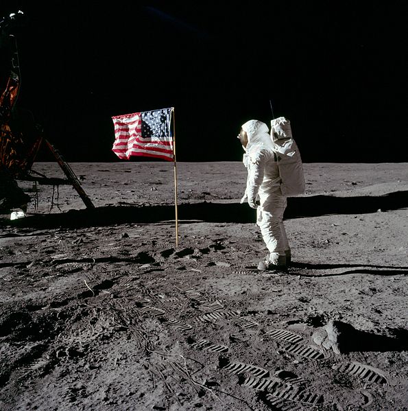 Баз Олдрин на фоне флага США на Луне. Фото: uk.wikipedia.org
