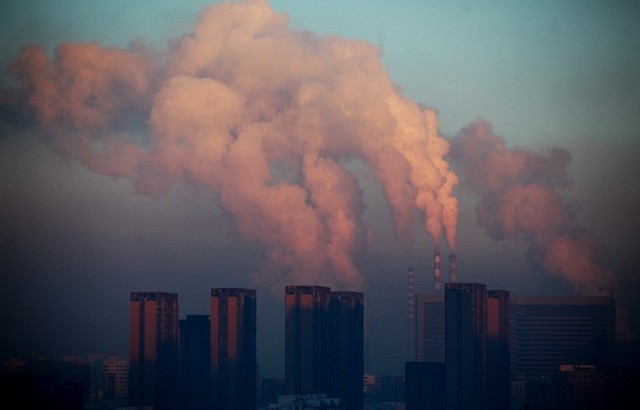 На этом снимке, сделанном 22 января 2013 г., виден тяжёлый смог от теплоэлектростанции в городе Чанчунь (в провинции Цзилинь на северо-востоке Китая). Китай уже раньше проводил очистку воздуха, но эксперты утверждают, что, если он хочет избежать смога, подобного тому, который душил страну на этой неделе, Китай должен модернизировать свою экономику, использующую уголь и автомобили, которые сильно загрязняют окружающую среду.