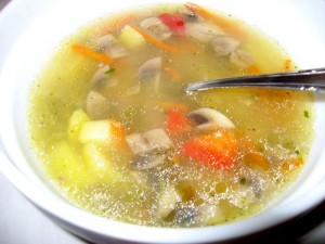 Осінній курячий суп із грибами