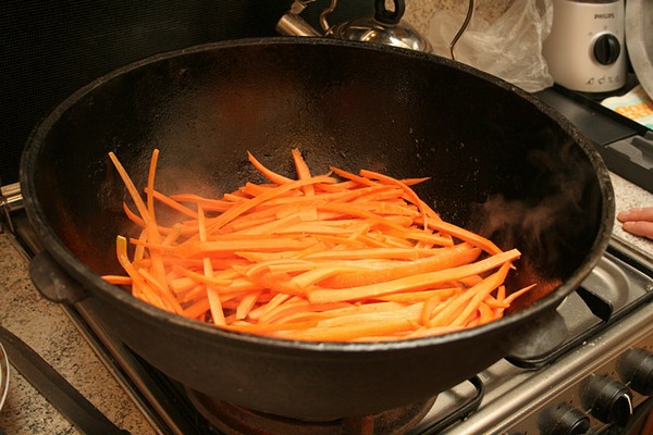 Как приготовить вкусный плов: бросаем нарезанную соломкой морковь. Фото: SARGANC/liveinternet.ru