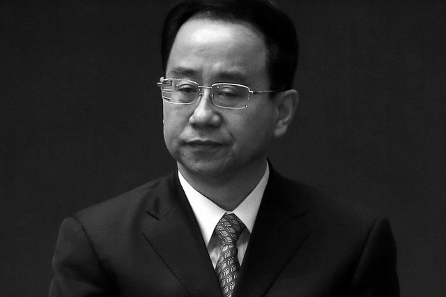 Лин Цзихуа, один из высших чиновников коммунистической партии, принимает участие в заключительном заседании 18 Всекитайского съезда Коммунистической партии Китая 14 ноября 2012 года. 22 декабря 2014 года было объявлено, что Лин находится под следствием по обвинению в коррупции