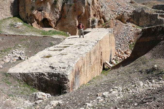 1280px-Baalbek-_largest_stone-676x450.jpg