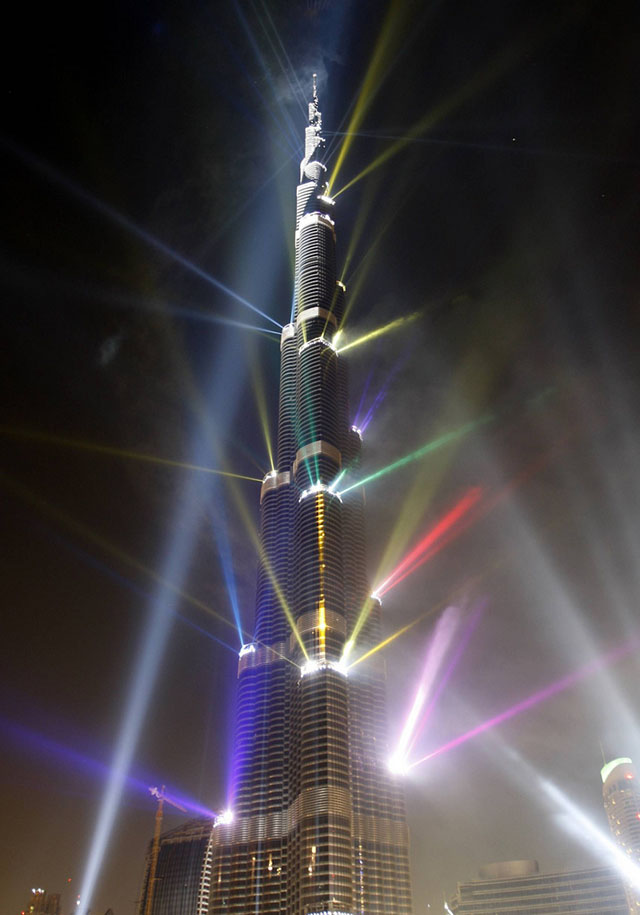 Самое высокое здание в мире: небоскрёб во время церемонии открытия.