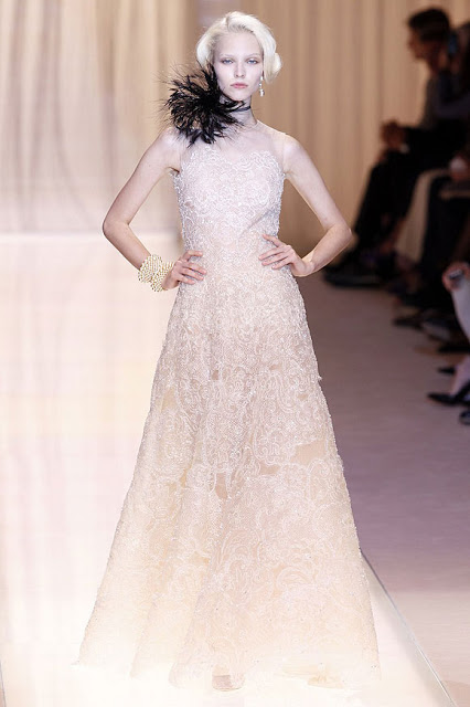свадебные платья фото Неделя моды в Париже от кутюр осень/зима 2013—2014. Armani: свадебное платье. Фото: nickverrreos.blogspot.com