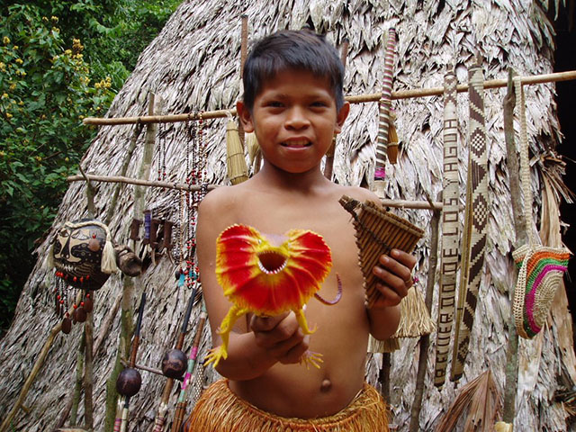 Самая длинная река в мире: мальчик из племени на Амазонке. Фото: Fotoart.org.ua