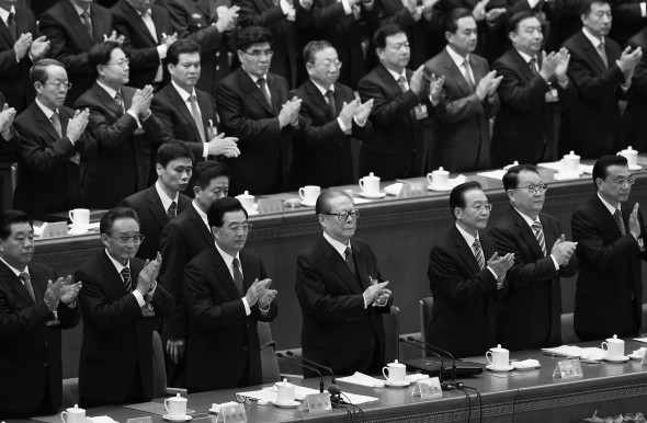 Колишнє керівництво компартії Китаю аплодує стоячи під час церемонії закриття 18 з'їзду компартії в Пекіні 14 листопада. Імена нових лідерів оголосили на наступний день. Фото: Lintao Zhang/Getty Images