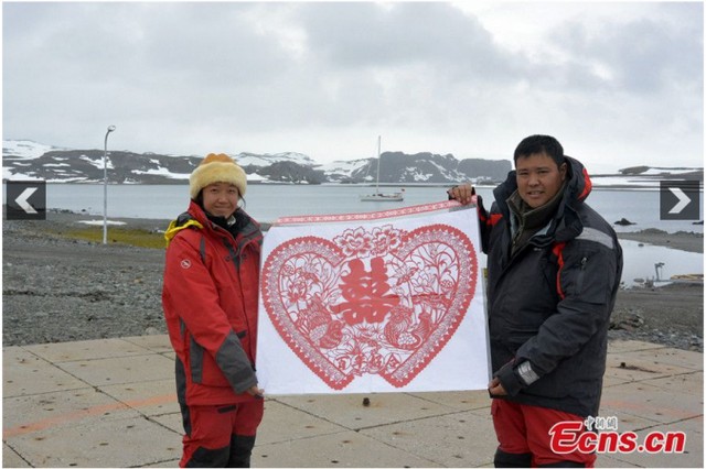 Чжан Синьюй и Лян Хун празднуют свою свадьбу в Антарктиде 25 февраля, после 231-дневного кругосветного путешествия.