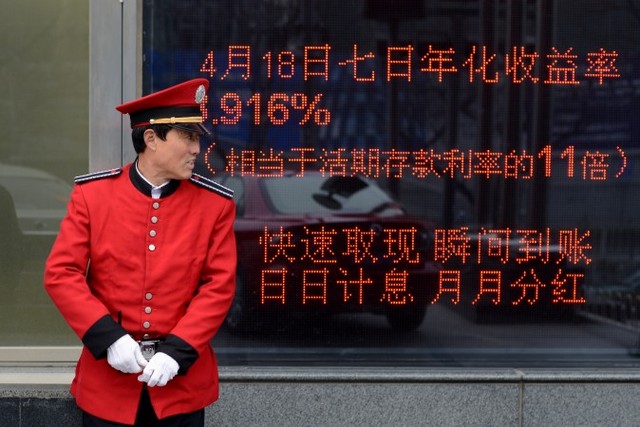 Сотрудник одного из пекинских банков. Фото: Wang Zhao/AFP/Getty Images