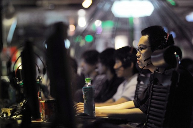 На знімку, зробленому 12 травня 2011 року, люди в інтернет-кафе в Пекіні. Китай перетворив 10 млн студентів на інтернет-пропагандистів