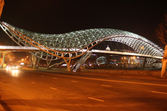 К необычным современным достопримечательностям Грузии относится мост Мира. Фото: Наталия Стрига