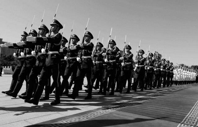 Китайские военные маршируют перед министром обороны США Леоном Панеттой возле здания Байи строящимся в Пекине, Китай, 2012 г.