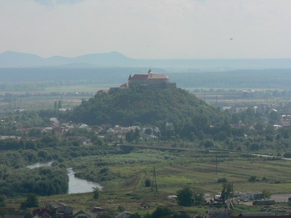 Визначні пам'ятки Мукачева: мальовничий краєвид на замок Паланок. Фото: alexjourba/Ru.wikipedia.org