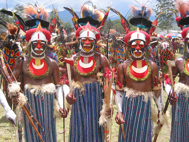 Найбільші острови світу: аборигени Папуа-Нової Гвінеї. Фото: Michael & Lori Johnson/ebible.org