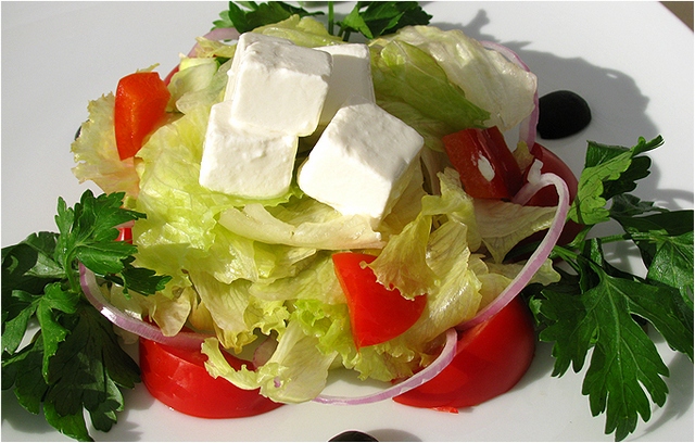 Новорічні салати: салат «Грецький». Фото: Пивний ресторан «Бургомістр»/burgermeister.ru