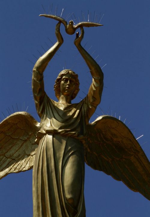 статуя ангела в Донецке