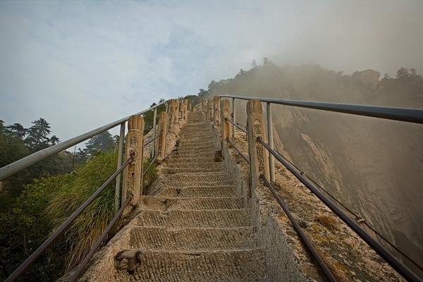 Мальовничі гори Китаю: Хуашань — Священна гора даосизму. Фото: Фото: rulez-t.info / naglobuse.com  