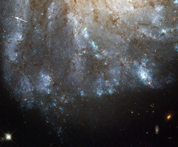 Фотографіі космосу. Телескоп «Хаббл» побачив яскравий спалах в спіральній галактиці. Фото: ESA/Hubble & NASA