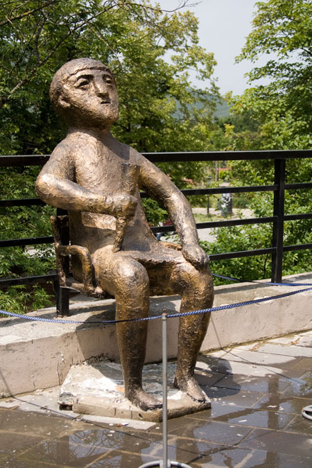 Відпочинок у Грузії: збільшена копія бронзової статуетки «Тамада» у Сігнахі. Фото: Макс Бурцев/Maxburtsev.com