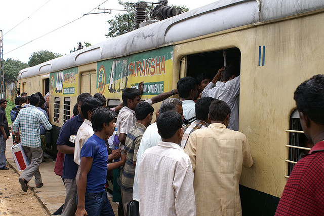 Народ пытается протиснуться в вагон индийского поезда. Фото: Rupert Taylor-Price/flickr.com