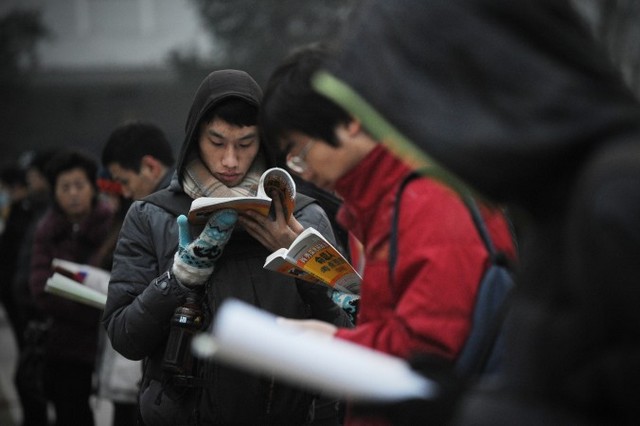 Студенти університету в Пекіні, 2014 р. Через страх перед наближенням держіспитів у середніх школах по всьому Китаю прокотилася хвиля самогубств