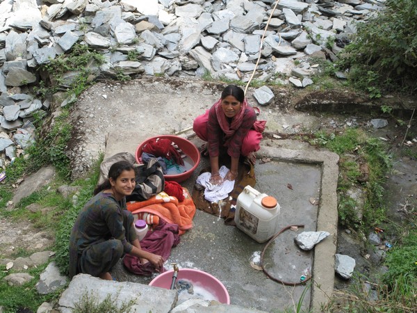 Дармсала, индийские женщины стирают одежду. Фото: Игорь Борзаковский/Великая Эпоха